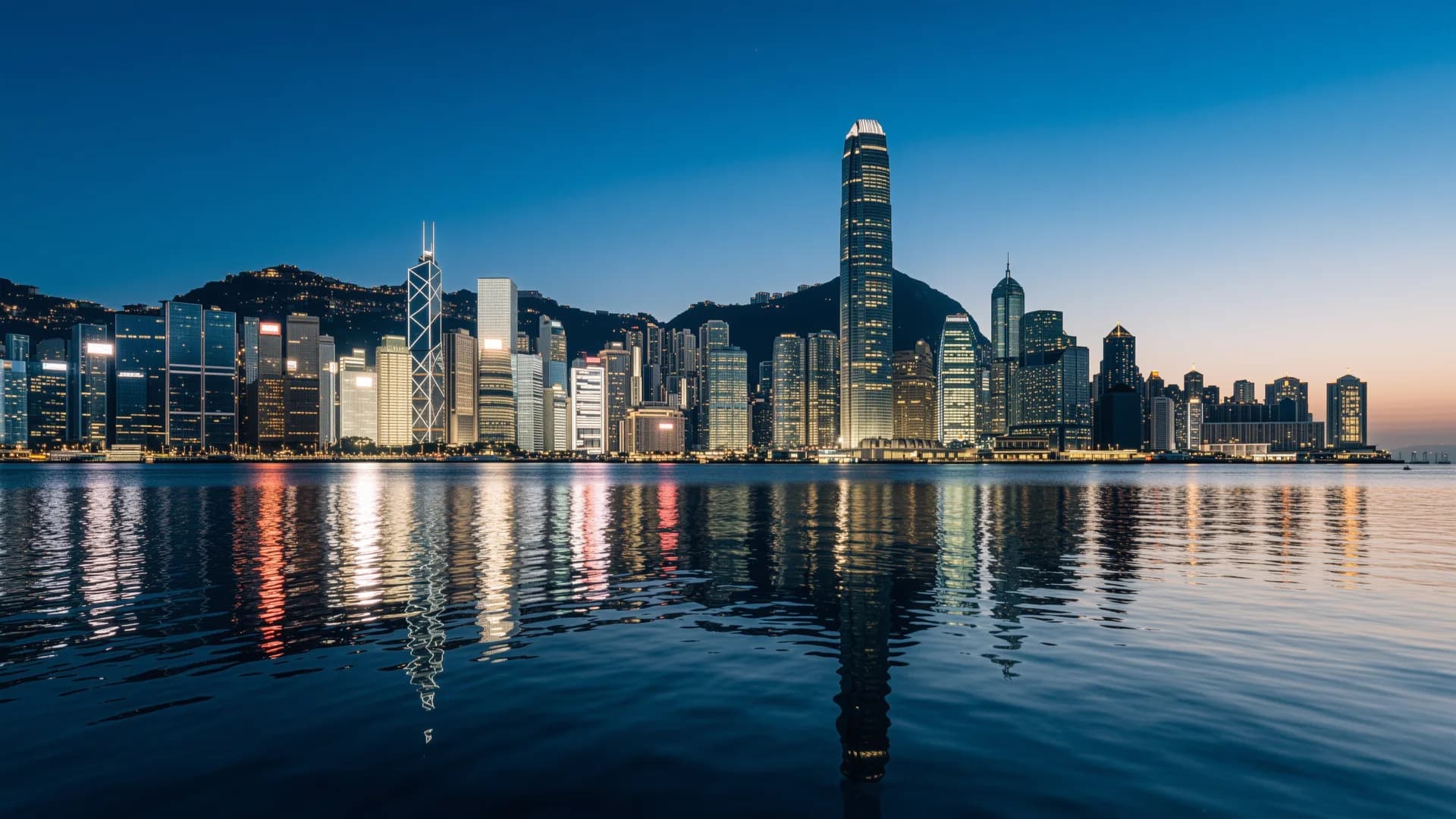 香港維多利亞港夜景，繁華的中環金融區天際線